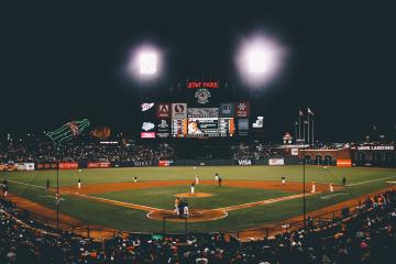 IM体育社区互动入口-铁血勇士铸就防守长城，字母哥狂暴数据诠释统治新定义