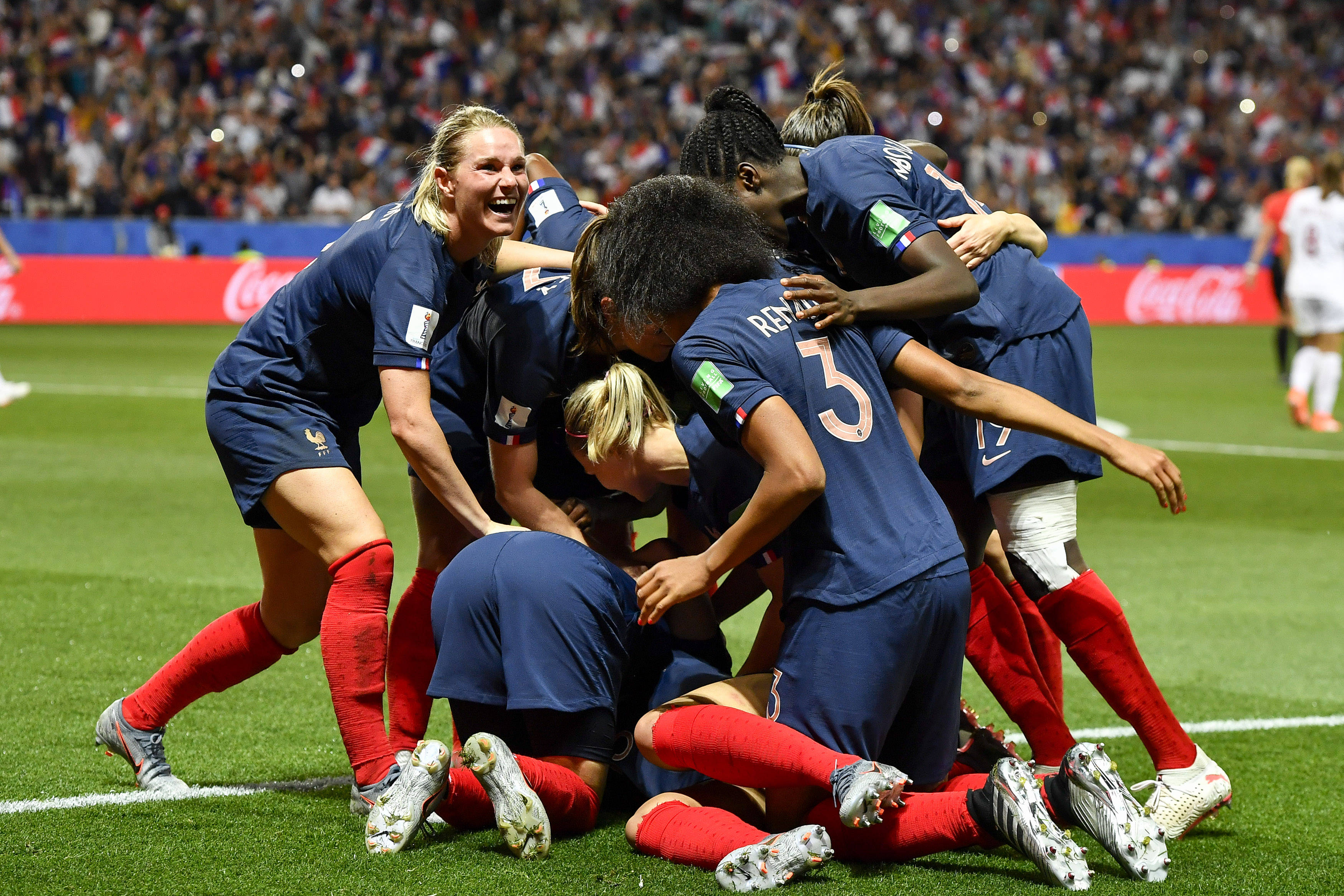 IM体育赛事直播入口-美国女足比赛中鏖战硝烟，演绎巅峰对决