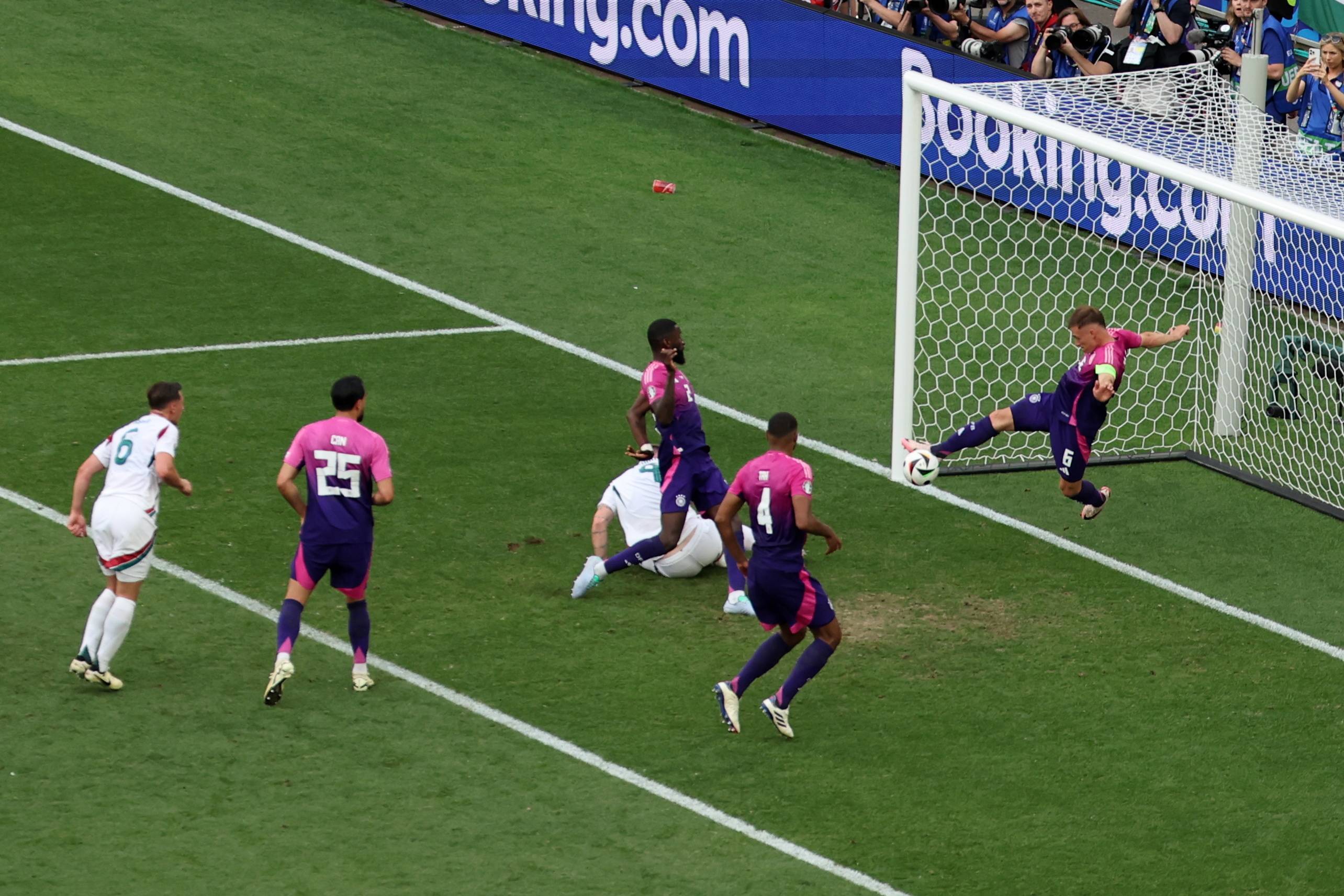 IM体育平台-欧洲足球锦标赛中球员技术水平飙升