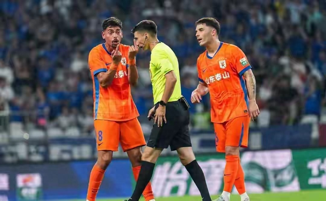 IM体育官网入口-裁判漏判引公愤，球迷怒斥判罚不公