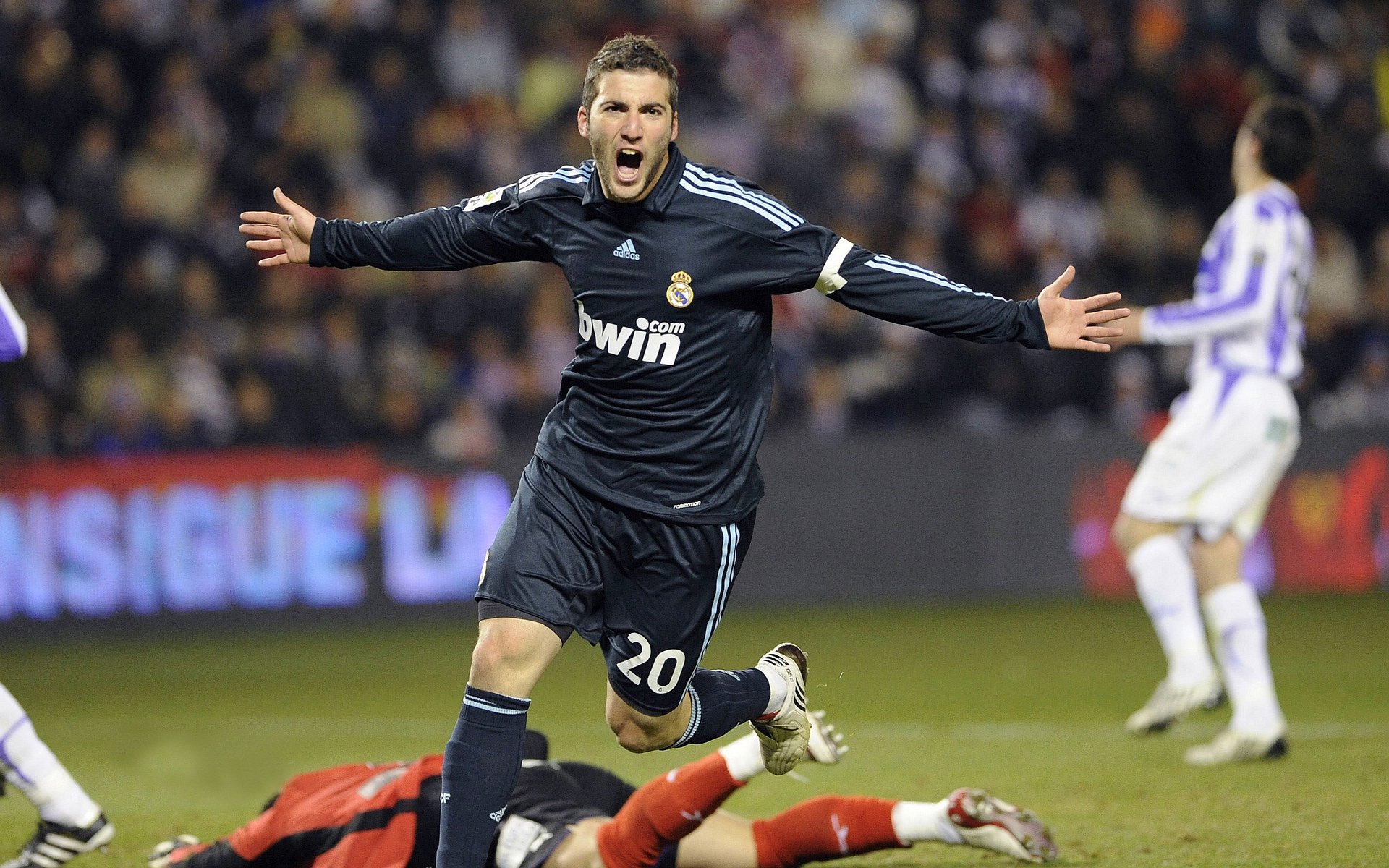 IM体育官网入口-逆袭之火，拉塞尔点燃赛场，红牛二队史诗逆转阿斯顿马丁